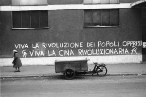 Scritte murali. Sesto San Giovanni / Milano (?) - Fabbrica - Muro esterno - Scritta murale - Bicicletta con carretto - Signora