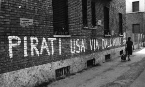 Scritte murali. Milano - Muro di un palazzo - Scritta murale - Manifesto - Donna