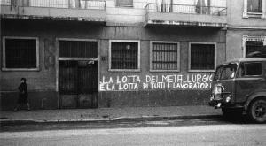 Scritte murali. Milano (?) - Muro di un edificio - Scritta murale - Donna - Camion