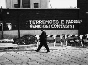 Scritte murali. Milano (?) - Muro di cinta - Scritta murale - Passante