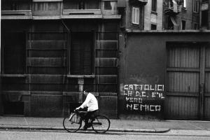 Scritte murali. Milano (?) - Muro di un palazzo - Scritta murale - Uomo in bicicletta