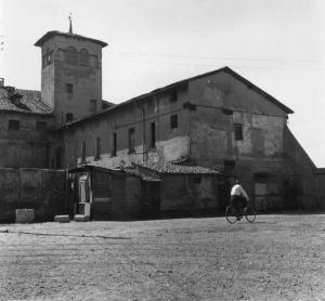 Torretta. Sesto San Giovanni - Antico palazzo - Abitazioni di contadini e operai - Uomo in bicicletta