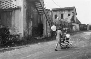 Torretta. Sesto San Giovanni - Abitazioni di contadini e operai - Donna con bambino in carrozzina - Palloncino