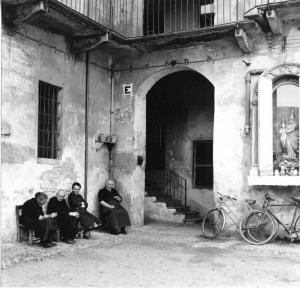 Torretta. Sesto San Giovanni - Abitazione - Cortile - Donne - Edicola con statua della Madonna con Bambino - Biciclette - Ingresso E
