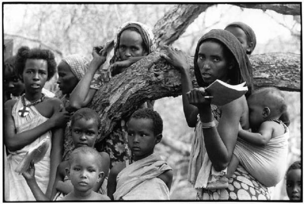 Somalia, Chisimaio - Alfabetizzazione nella boscaglia - Ritratto di gruppo - Donne e bambini - Quaderni e penne