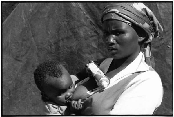 Sudafrica, Cape Town - Cross Road, il ghetto nero - Ritratto femminile - Madre con figlio