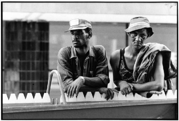 Sudafrica, Johannesburg - Parco giochi - Ritratto maschile - Due uomini a mezzo busto