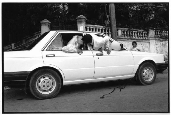 Cuba, La Havana - Matrimonio - Automobile - Il bacio degli sposi