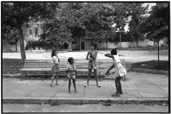 Cuba, La Havana - Strada - Bambine - Gioco dell'hula hoop