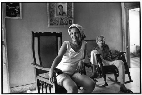 Cuba, Santiago di Cuba - Abitazione, interno - Ritratto di coppia - Uomo e donna su sedie a dondolo