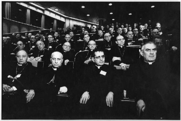 Città del Vaticano - XI Assemblea Generale Conferenza Episcopale Italiana - Sala, interno - Ritratto di gruppo - Preti