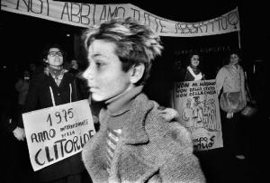 Femminismo - Roma - Manifestazione notturna per la depenalizzazione dell'aborto - Donne - Cartelloni e striscione