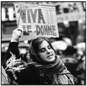 Femminismo - Roma - Festa della donna, 8 marzo - Manifestazione femminista - Ritratto femminile - Donna con cartello - Mimosa