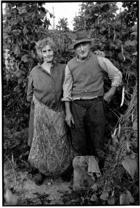 Serravalle Langhe - Ritratto di coppia a figura intera - Anziani contadini - Angela Galliano e il marito Michele Travaglio
