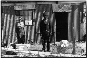 Sudafrica, Cape Town - Cross Road, il ghetto nero - Ritratto di coppia - Uomo e donna davanti alla baracca