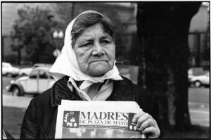Argentina - Manifestazione delle madri di Plaza de Mayo - Ritratto femminile - Donna anziana - Giornale
