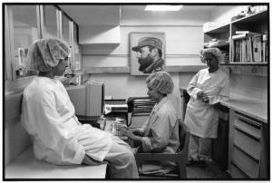 Cuba, La Havana - Centro Finlay di ricerca scientifica e produzione di vaccini - Laboratorio, interno - Ricercatrici - Computer - Ritratto di Fidel Castro