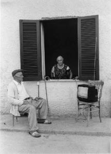 Ceccano - Strada - Uomo guarda la televisione davanti a casa - Donna alla finestra