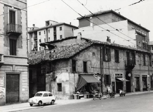 Milano - Piazza Dergano - Vecchio edificio comunale - Negozi
