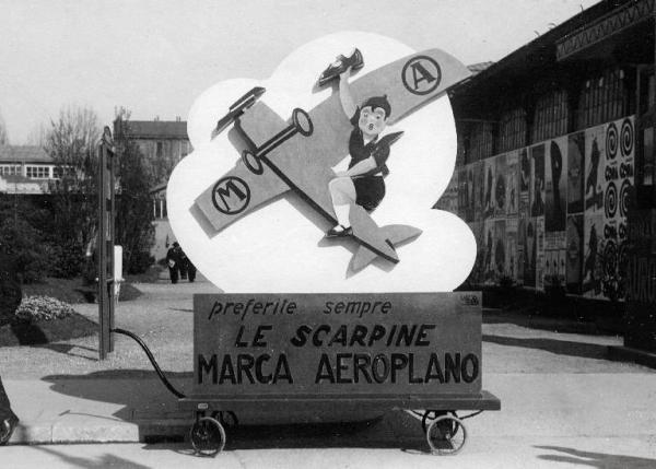Fiera di Milano - Campionaria 1931 - Pubblicità mobile delle scarpe marca Aeroplano