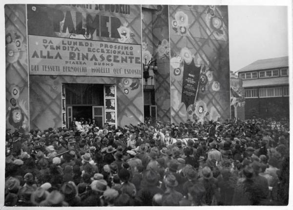 Fiera di Milano - Campionaria 1931 - Corteo di modelli di abiti in cotone
