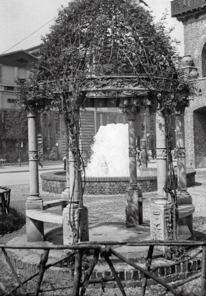Fiera di Milano - Campionaria 1931 - Struttura architettonica e fontana nell'area davanti al padiglione dell'agricoltura