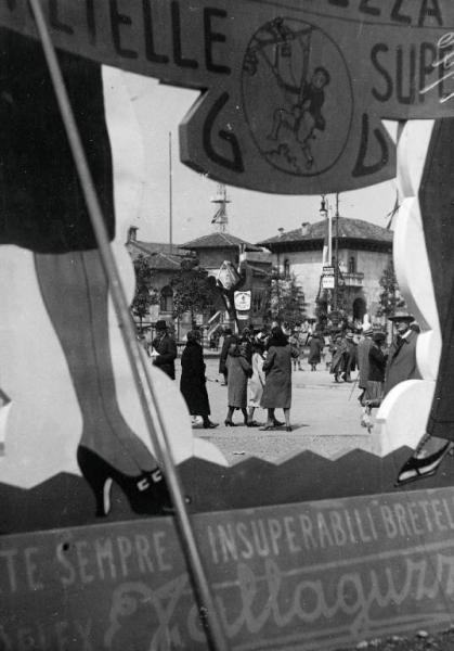 Fiera di Milano - Campionaria 1931 - Sagoma pubblicitaria delle bretelle Vallaguzza