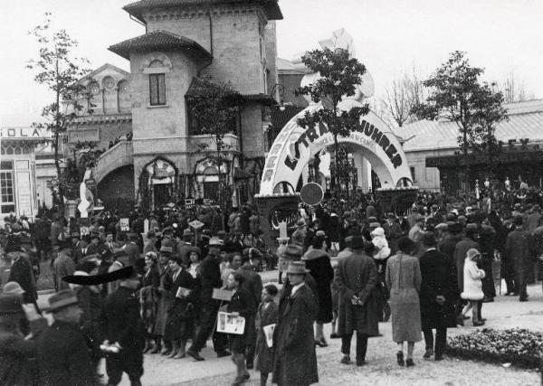 Fiera di Milano - Campionaria 1931 - Viale dell'industria - Folla di visitatori