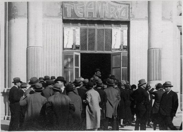 Fiera di Milano - Campionaria 1931 - Teatro della moda - Visitatori all'entrata