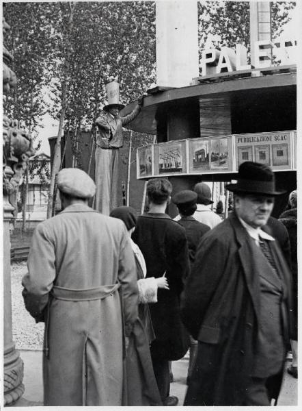 Fiera di Milano - Campionaria 1931 - Trampoliere con pubblicità