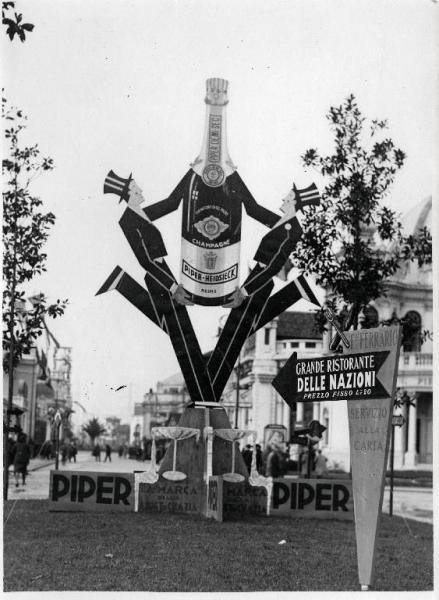 Fiera di Milano - Campionaria 1931 - Sagoma pubblicitaria dello champagne Piper