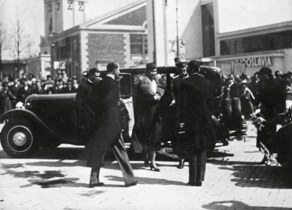 Fiera di Milano - Campionaria 1933 - Visita del principe di Piemonte Umberto II di Savoia con la moglie Maria José