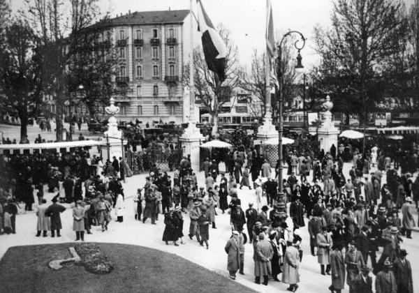 Fiera di Milano - Campionaria 1933 - Entrata di porta Domodossola - Folla di visitatori