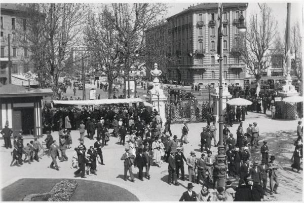 Fiera di Milano - Campionaria 1933 - Entrata di porta Domodossola - Visitatori