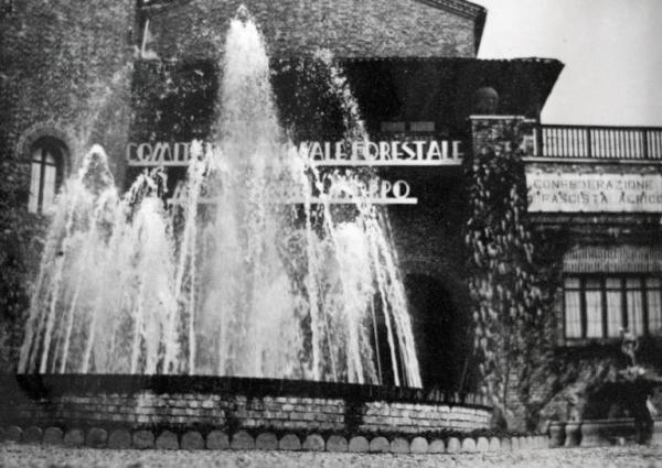 Fiera di Milano - Campionaria 1933 - Fontana davanti al padiglione dell'agricoltura