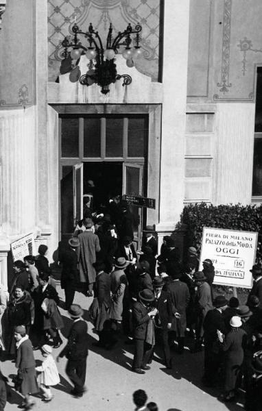 Fiera di Milano - Campionaria 1933 - Teatro della moda - Visitatori all'entrata