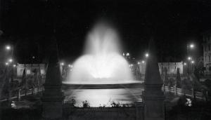 Milano - Piazza Giulio Cesare - Fontana delle quattro stagioni - Veduta notturna
