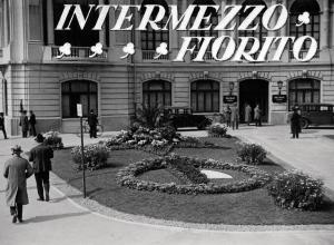 Fiera di Milano - Campionaria 1931 - Aiuola con fiori davanti al palazzo degli uffici (palazzo degli orafi)