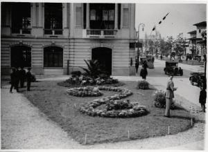Fiera di Milano - Campionaria 1931 - Aiuola con fiori davanti al palazzo degli uffici (palazzo degli orafi)