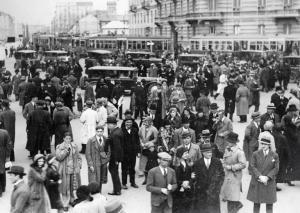 Fiera di Milano - Campionaria 1931 - Entrata di porta Domodossola - Visitatori all'esterno
