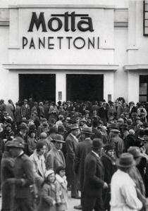 Fiera di Milano - Campionaria 1931 - Padiglione della Motta - Folla di visitatori all'entrata