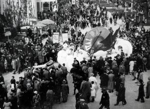 Fiera di Milano - Campionaria 1933 - Sfilata di carri pubblicitari del tessile italiano Italrayon