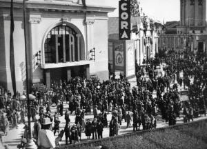 Fiera di Milano - Campionaria 1933 - Piazza Italia - Folla di visitatori