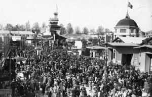 Fiera di Milano - Campionaria 1933 - Viale del commecio all'incrocio con il viale dell'industria - Folla di visitatori