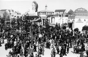 Fiera di Milano - Campionaria 1933 - Viale dell'industria - Folla di visitatori