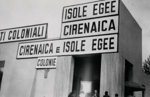 Fiera di Milano - Campionaria 1933 - Padiglione delle colonie (Isole Egee e Cirenaica) - Particolare esterno con insegne