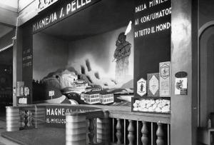 Fiera di Milano - Campionaria 1933 - Padiglione delle industrie chimiche - Stand della magnesia S. Pellegrino della ditta E. Granelli & C.