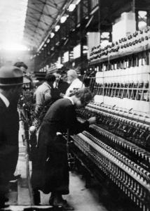 Fiera di Milano - Campionaria 1933 - Padiglione della meccanica - Operaia al lavoro su macchina tessile