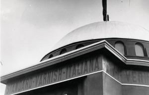 Fiera di Milano - Campionaria 1933 - Padiglione della Standard Varnish Italiana - Esterno - Particolare architettonico con insegna