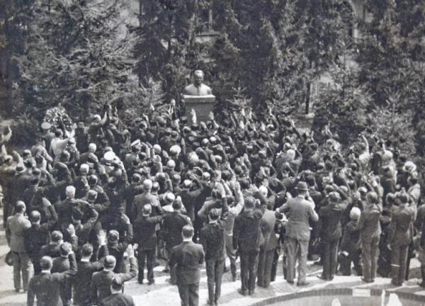 Fiera di Milano - Campionaria 1934 - Visita di Achille Starace, segretario del Partito nazionale fascista - Omaggio al monumeno commemorativo di Arnaldo Mussolini